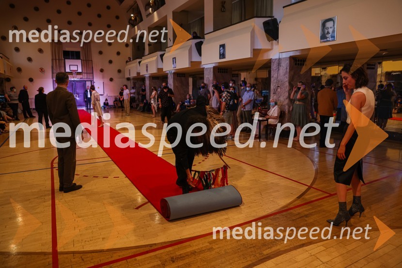 Hlapci, premiera Slovenskega mladinskega gledališča