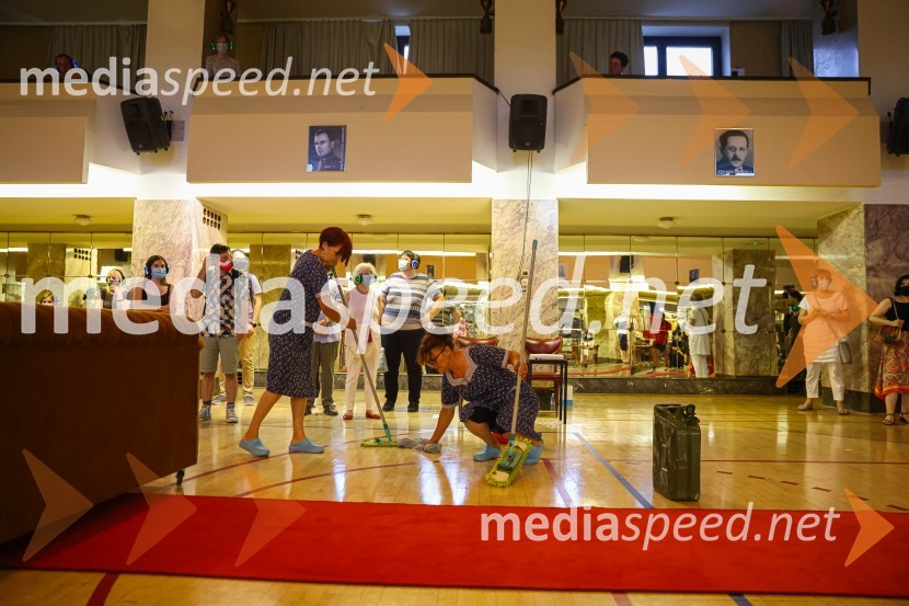 Hlapci, premiera Slovenskega mladinskega gledališča