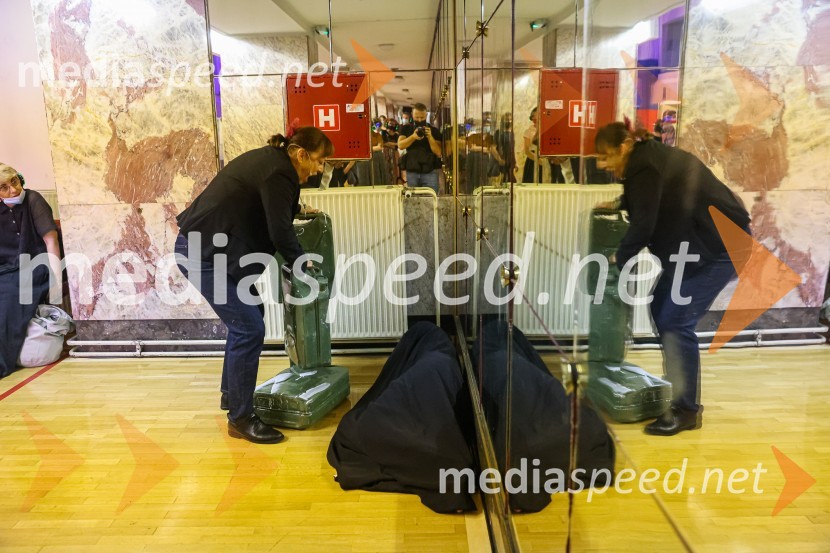 Hlapci, premiera Slovenskega mladinskega gledališča