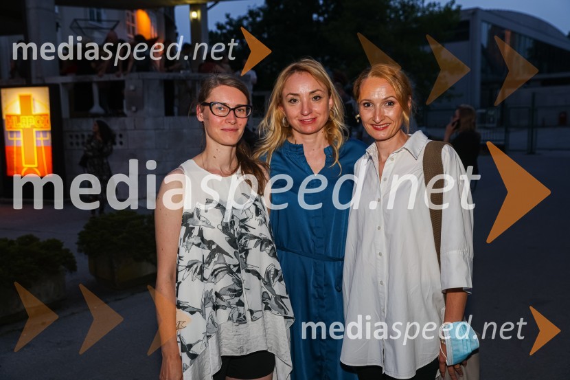  Urška Brodar, dramaturginja, Slovensko mladinsko gledališče;  Tina Dobnik, producentka MASKA;  Helena Grahek, vodja marketinga in odnosi z javnostmi, Slovensko mladinsko gledališčeHlapci, premiera Slovenskega mladinskega gledališča