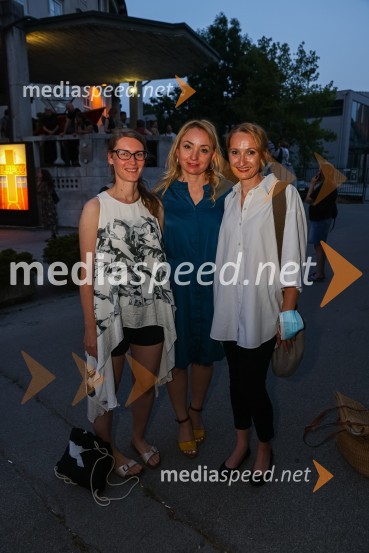  Urška Brodar, dramaturginja, Slovensko mladinsko gledališče;  Tina Dobnik, producentka MASKA;  Helena Grahek, vodja marketinga in odnosi z javnostmi, Slovensko mladinsko gledališčeHlapci, premiera Slovenskega mladinskega gledališča