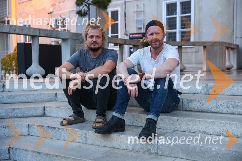  Žiga  Divjak, režiser;  ... Hlapci, premiera Slovenskega mladinskega gledališča