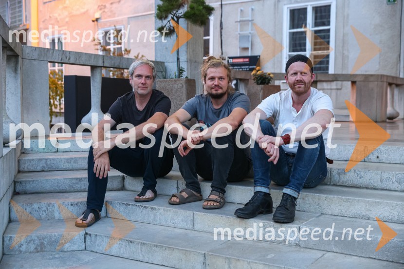  ... ;  Žiga  Divjak, režiser;  ... Hlapci, premiera Slovenskega mladinskega gledališča