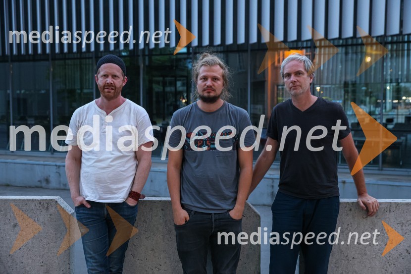  ... ;  Žiga  Divjak, režiser;  ... Hlapci, premiera Slovenskega mladinskega gledališča