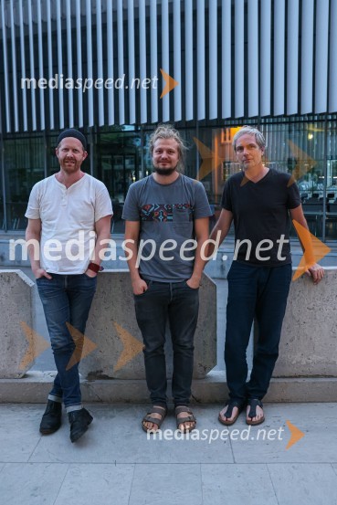  ... ;  Žiga  Divjak, režiser;  ... Hlapci, premiera Slovenskega mladinskega gledališča