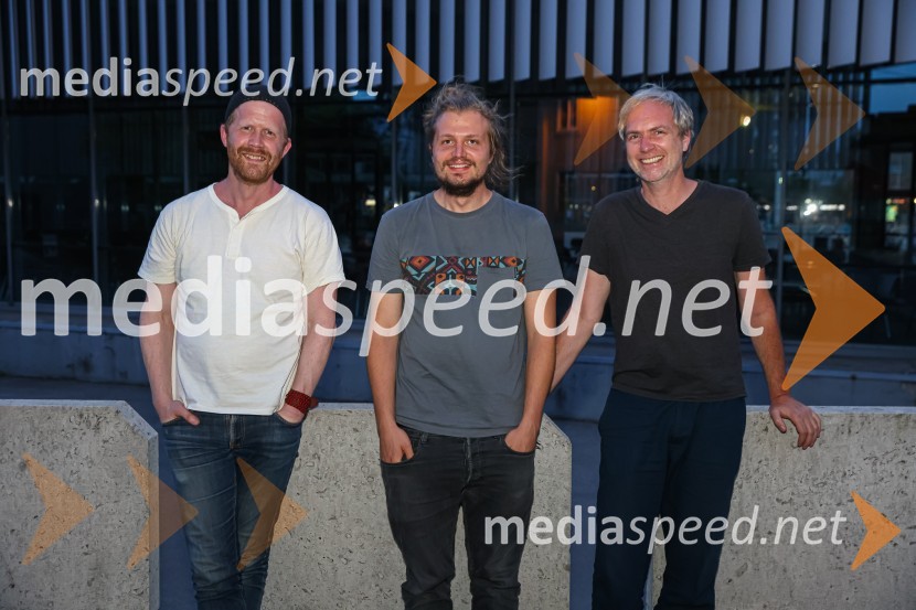  ... ;  Žiga  Divjak, režiser;  ... Hlapci, premiera Slovenskega mladinskega gledališča