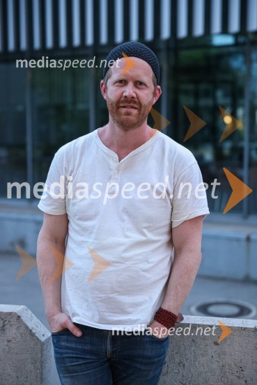 Hlapci, premiera Slovenskega mladinskega gledališča