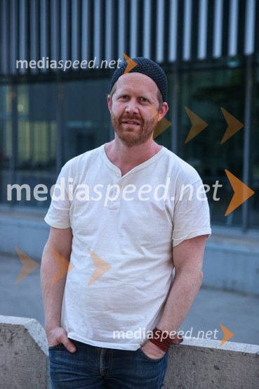 Hlapci, premiera Slovenskega mladinskega gledališča