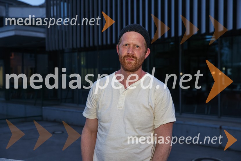 Hlapci, premiera Slovenskega mladinskega gledališča