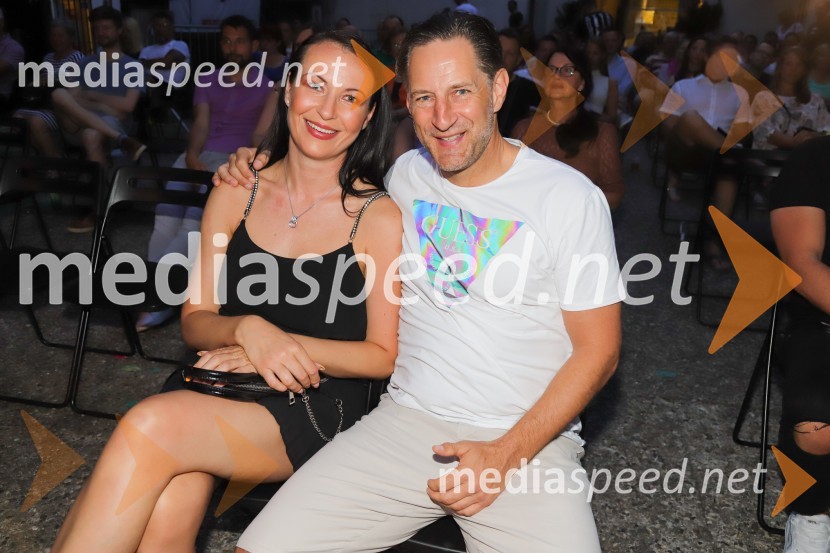  ... ;  John Denhof, predsednik uprave NKBMFestival Lent 2021, 5. dan, Peter Lovšin in standup Vinko Šimek ter John Denhof