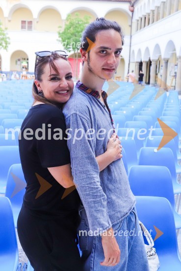  Oriana Girotto, voditeljica;  ... Festival Lent 2021, 5. dan, Peter Lovšin in standup Vinko Šimek ter John Denhof