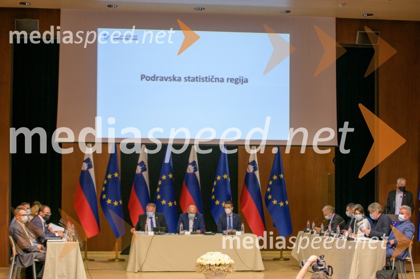  Zdravko Počivalšek, minister za gospodarski razvoj in tehnologijo;  Janez Janša, predsednik vlade RS;  Matej Tonin, podpredsednik vlade in minister za obramboObisk Vlade RS v Podravju, javna tribuna