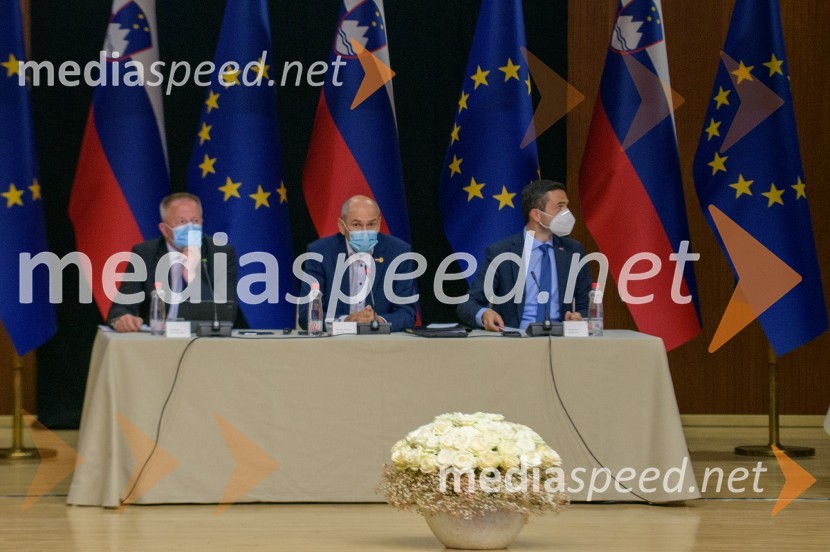  Zdravko Počivalšek, minister za gospodarski razvoj in tehnologijo;  Janez Janša, predsednik SDS;  Matej Tonin, podpredsednik vlade in minister za obramboObisk Vlade RS v Podravju, javna tribuna