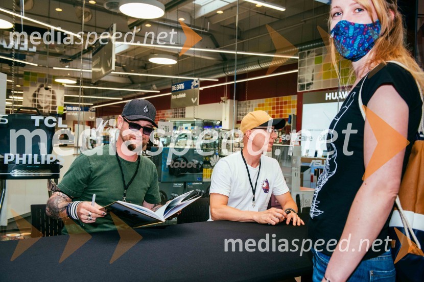  Tomi Meglič, glasbenik, pevec skupine Siddharta;  Primož  Benko, glasbenik, član skupine Siddharta;  ... Velik koncert Siddharte, Citycenter Celje