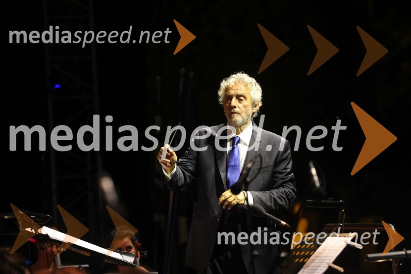  Nicola Piovani, dirigentDantejevih 700 in filmska glasba Nicole Piovanija, Festival Ljubljana