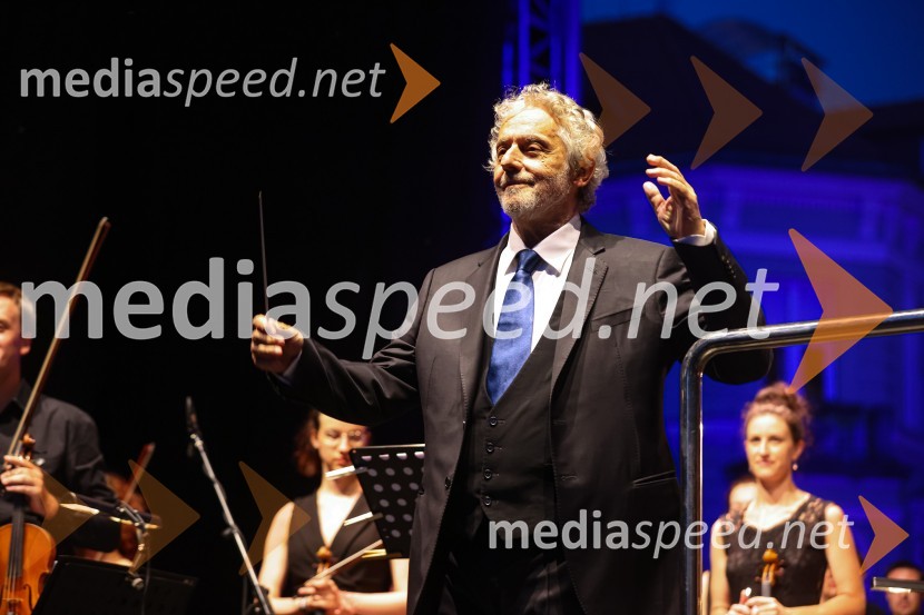  Nicola Piovani, dirigentDantejevih 700 in filmska glasba Nicole Piovanija, Festival Ljubljana