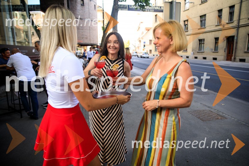 10 let salona keramike INTERRIER SHOWROOM