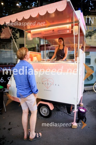 10 let salona keramike INTERRIER SHOWROOM