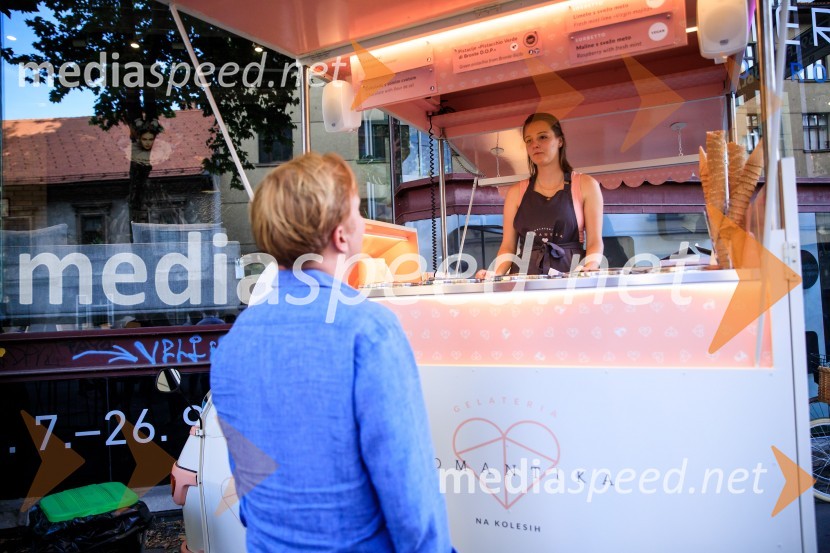 10 let salona keramike INTERRIER SHOWROOM