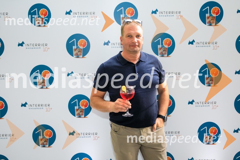 10 let salona keramike INTERRIER SHOWROOM