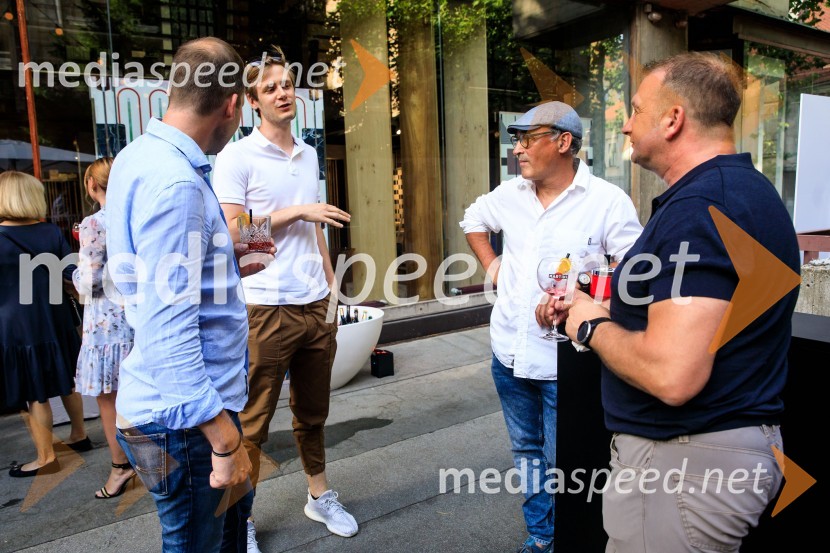 10 let salona keramike INTERRIER SHOWROOM