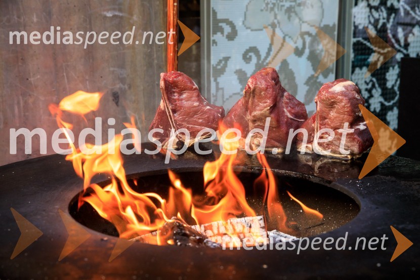 10 let salona keramike INTERRIER SHOWROOM