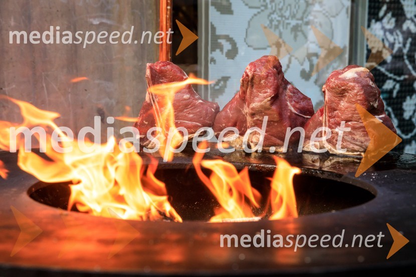 10 let salona keramike INTERRIER SHOWROOM