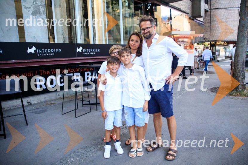 10 let salona keramike INTERRIER SHOWROOM