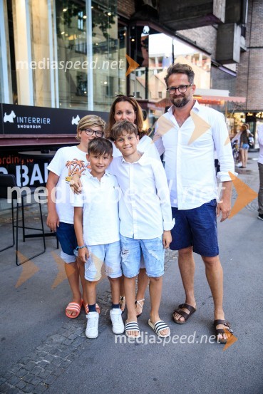 10 let salona keramike INTERRIER SHOWROOM