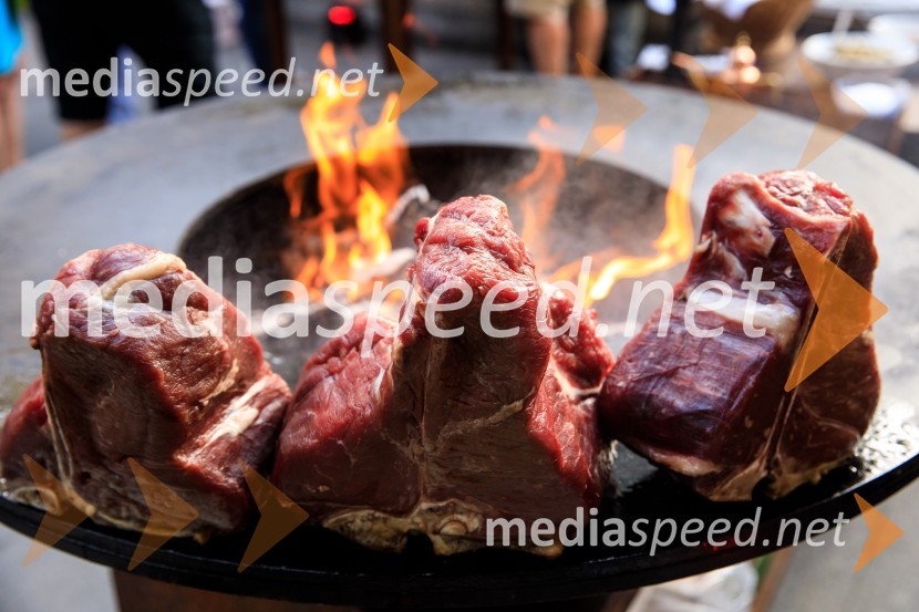 10 let salona keramike INTERRIER SHOWROOM