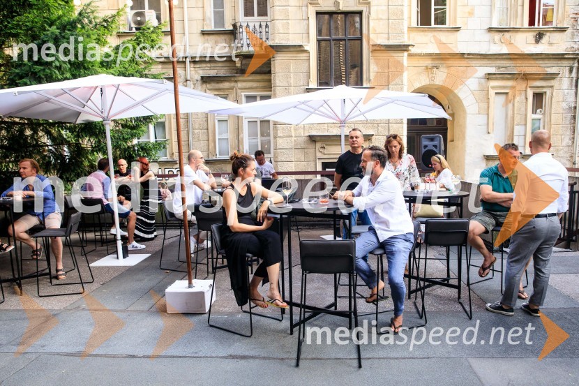 10 let salona keramike INTERRIER SHOWROOM