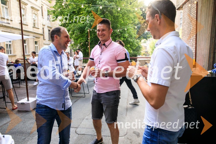 10 let salona keramike INTERRIER SHOWROOM