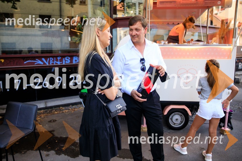 10 let salona keramike INTERRIER SHOWROOM