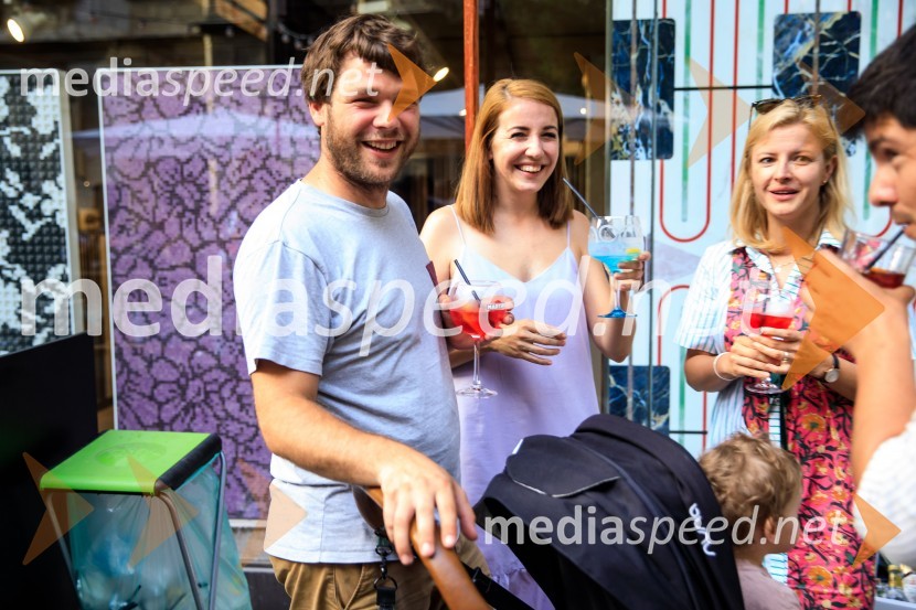 10 let salona keramike INTERRIER SHOWROOM