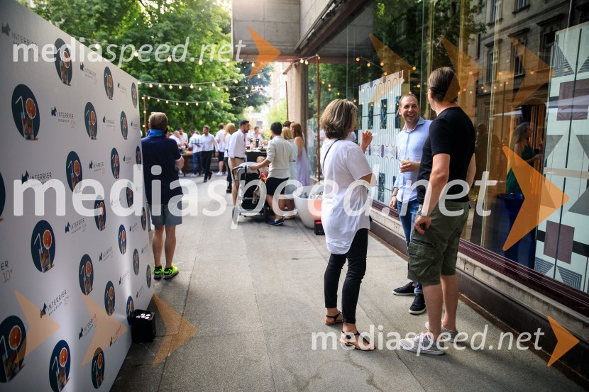 10 let salona keramike INTERRIER SHOWROOM