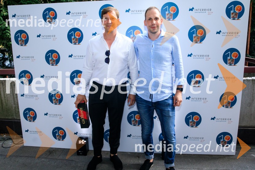 10 let salona keramike INTERRIER SHOWROOM