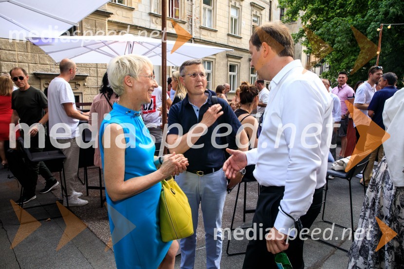 10 let salona keramike INTERRIER SHOWROOM