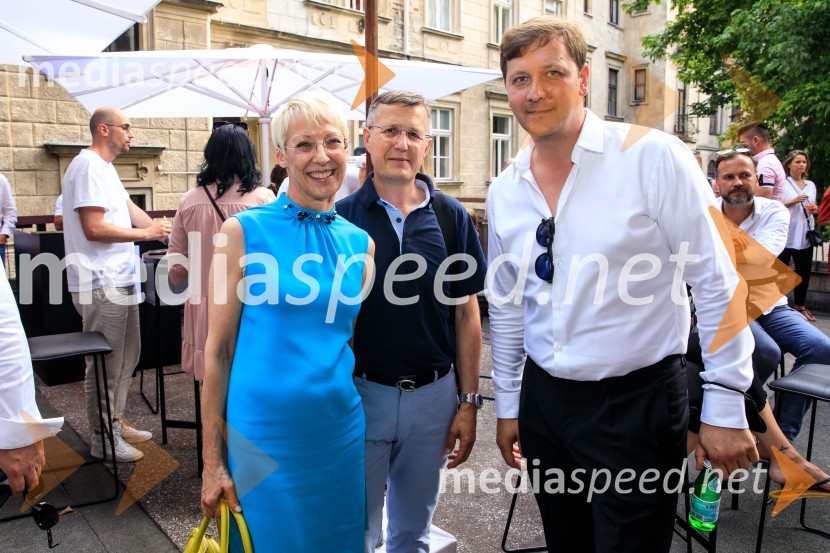 10 let salona keramike INTERRIER SHOWROOM