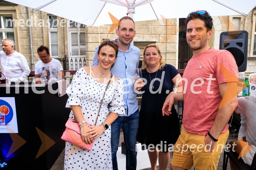 10 let salona keramike INTERRIER SHOWROOM