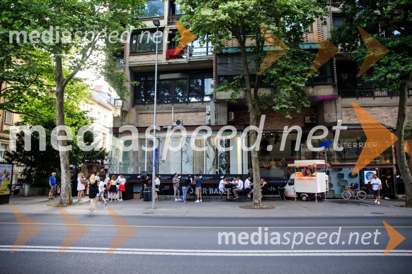 10 let salona keramike INTERRIER SHOWROOM