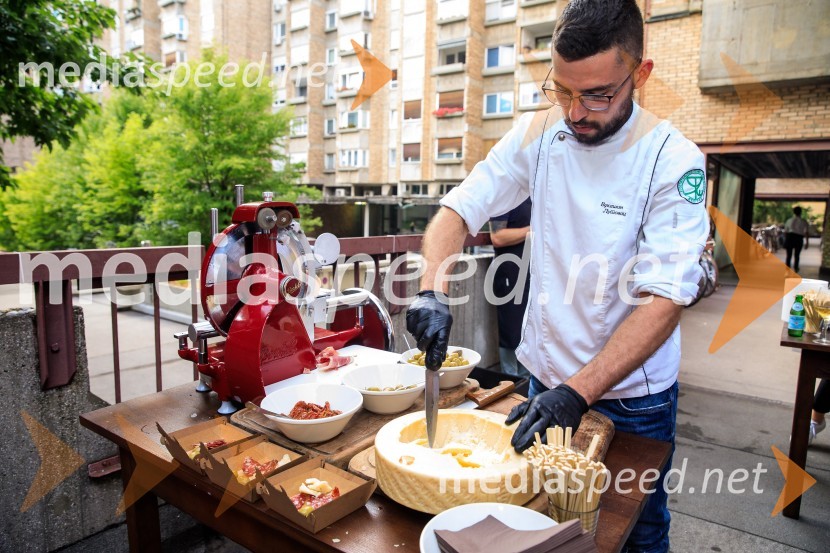 10 let salona keramike INTERRIER SHOWROOM