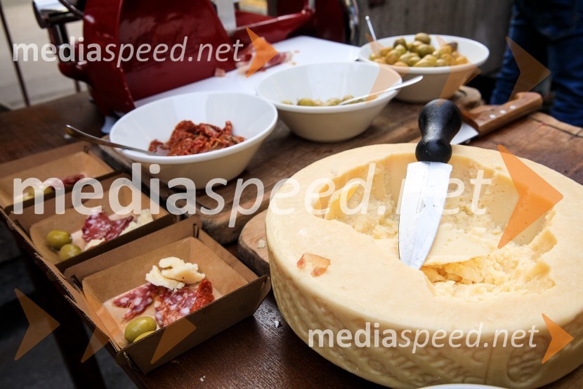 10 let salona keramike INTERRIER SHOWROOM