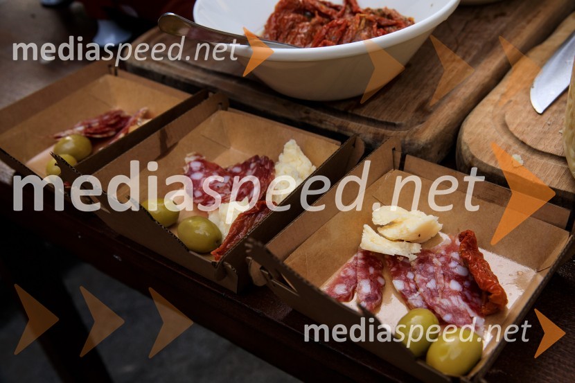 10 let salona keramike INTERRIER SHOWROOM