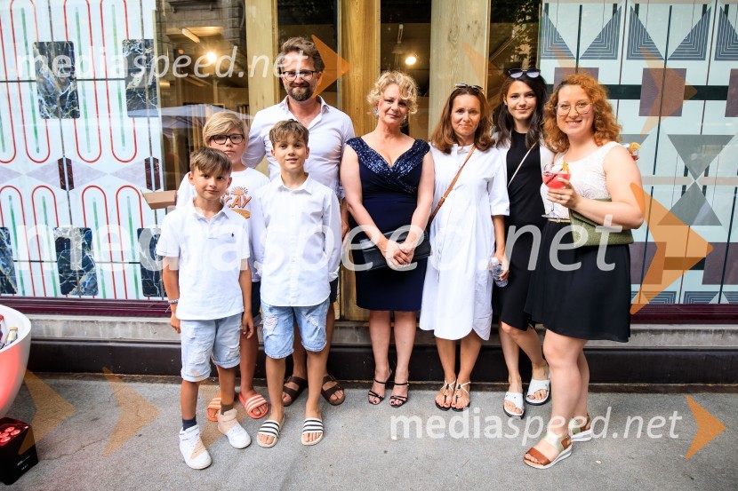 10 let salona keramike INTERRIER SHOWROOM