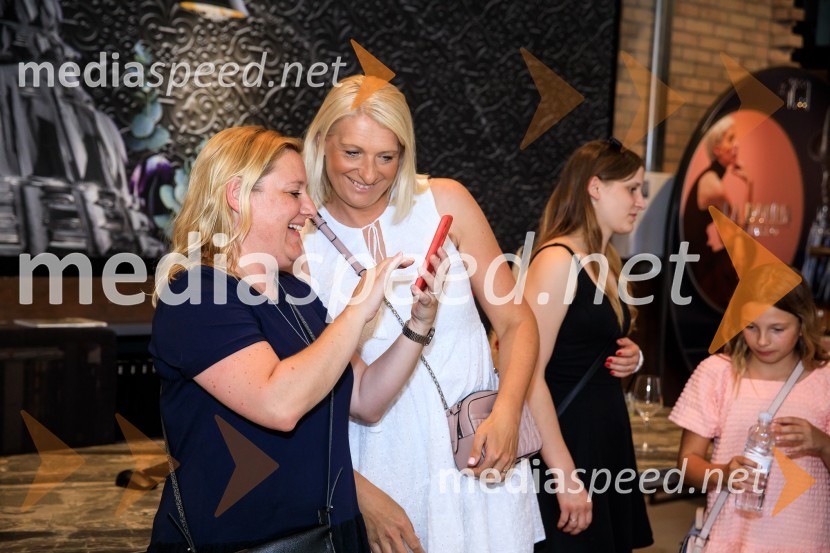 10 let salona keramike INTERRIER SHOWROOM