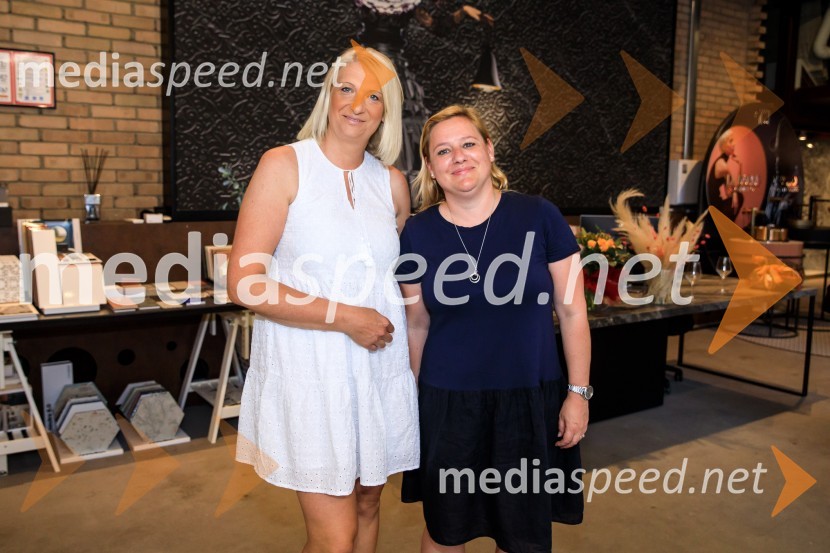 10 let salona keramike INTERRIER SHOWROOM