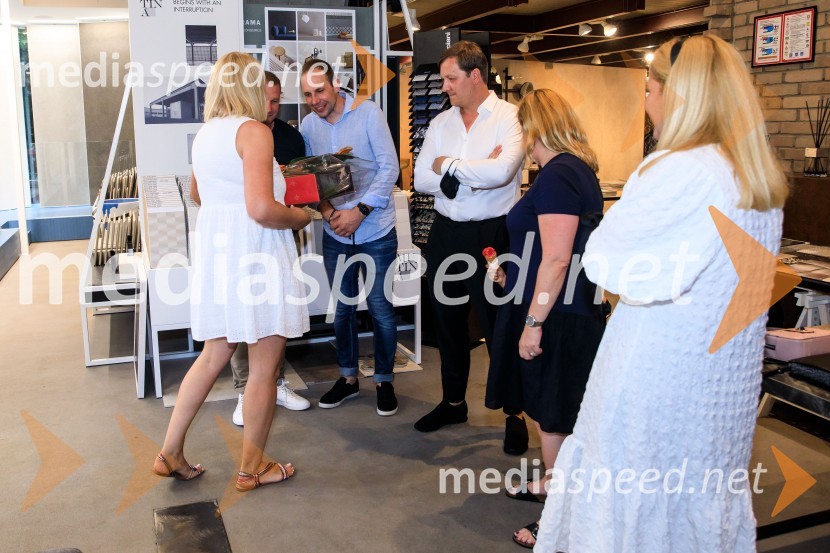 10 let salona keramike INTERRIER SHOWROOM