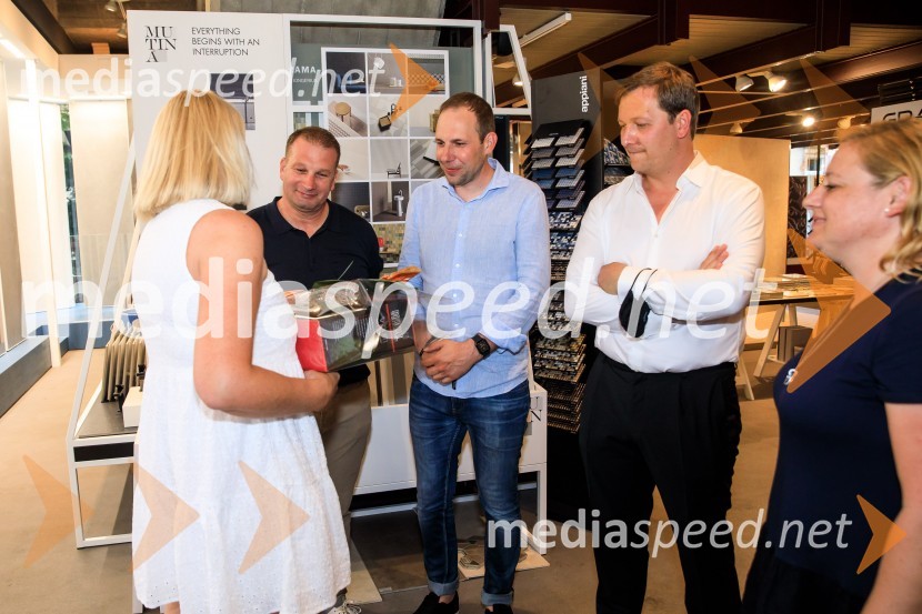 10 let salona keramike INTERRIER SHOWROOM