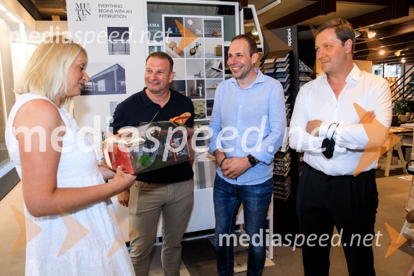 10 let salona keramike INTERRIER SHOWROOM