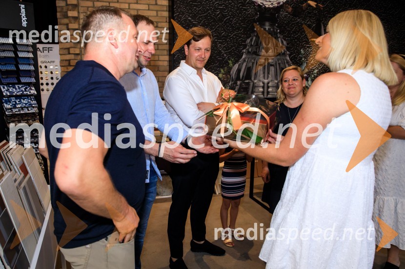 10 let salona keramike INTERRIER SHOWROOM